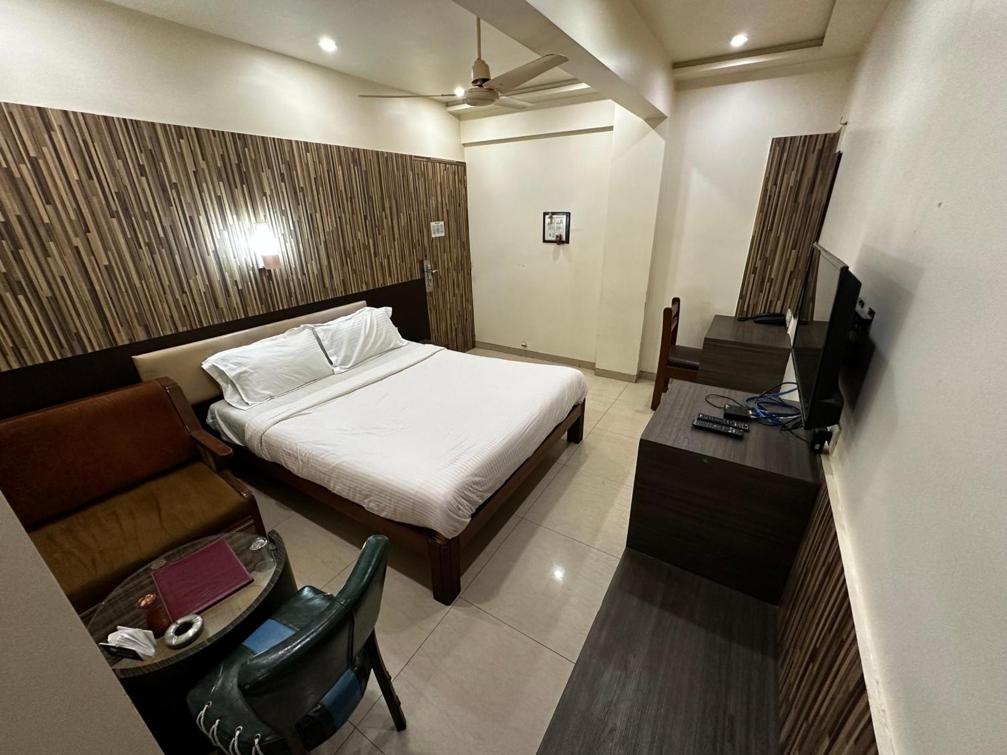 The Saffron Suites Sasupada Exterior foto
