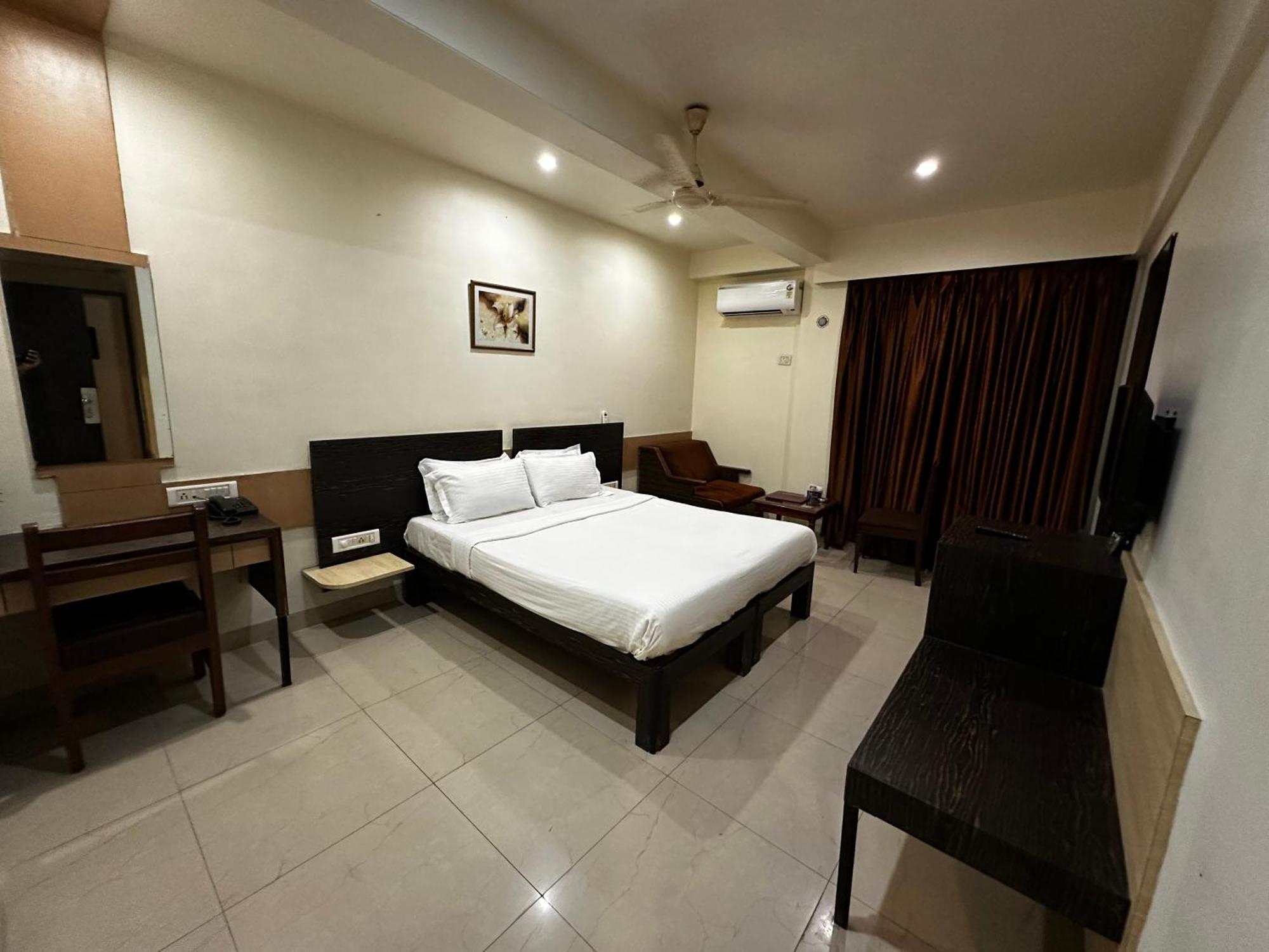 The Saffron Suites Sasupada Exterior foto
