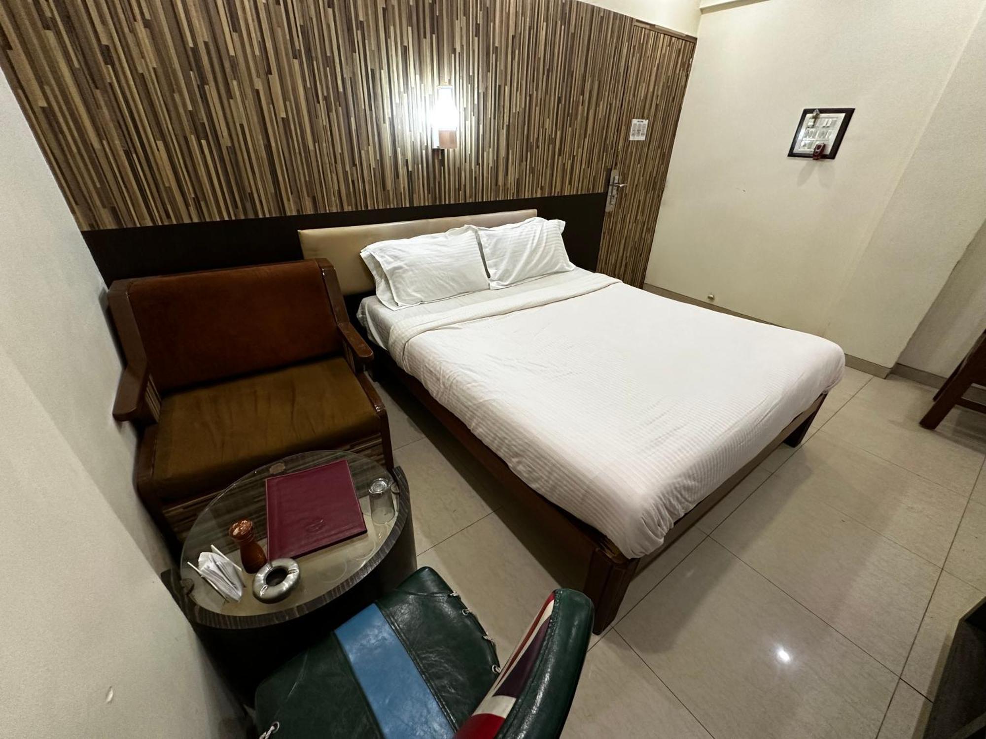 The Saffron Suites Sasupada Exterior foto