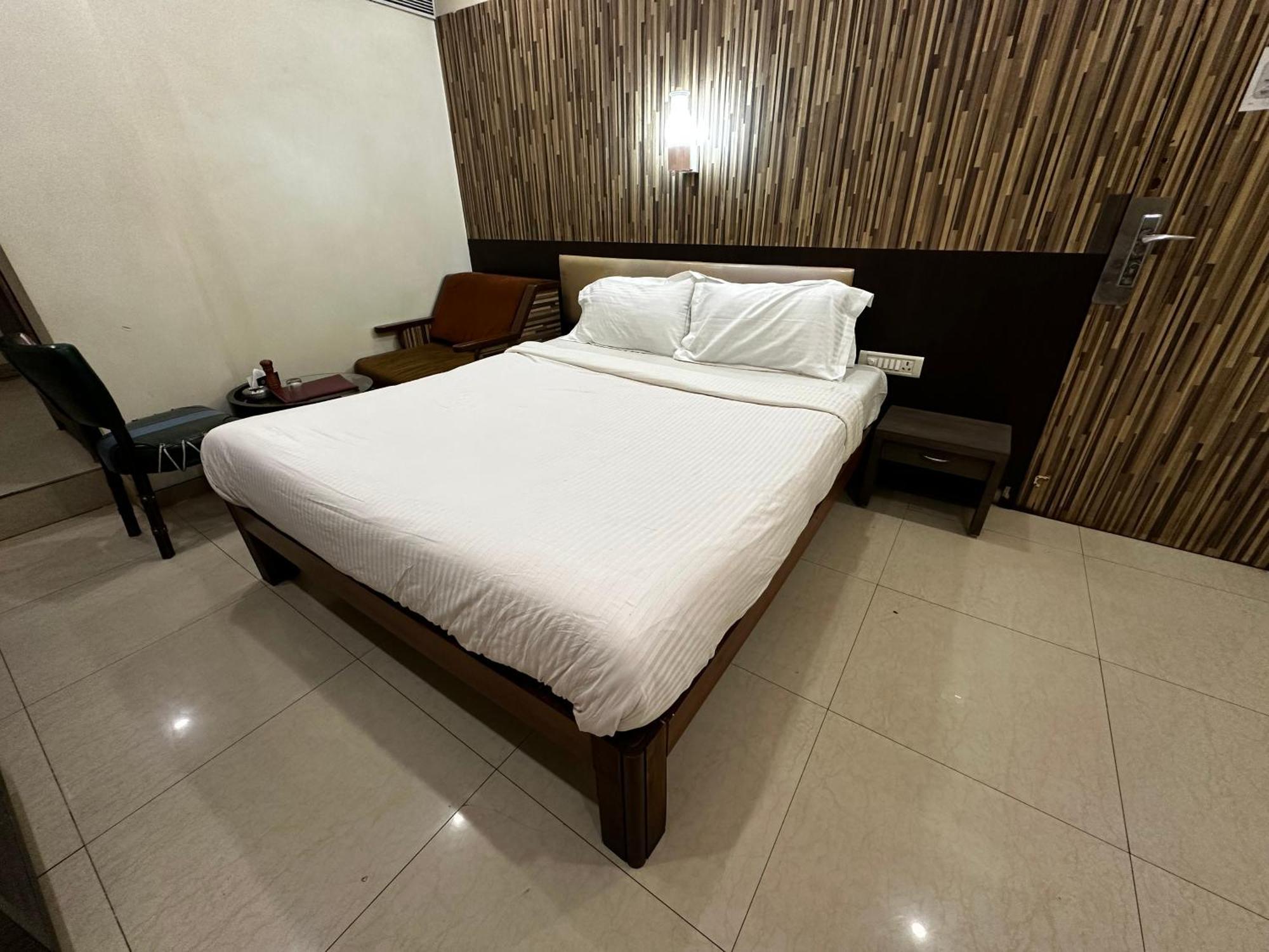The Saffron Suites Sasupada Exterior foto
