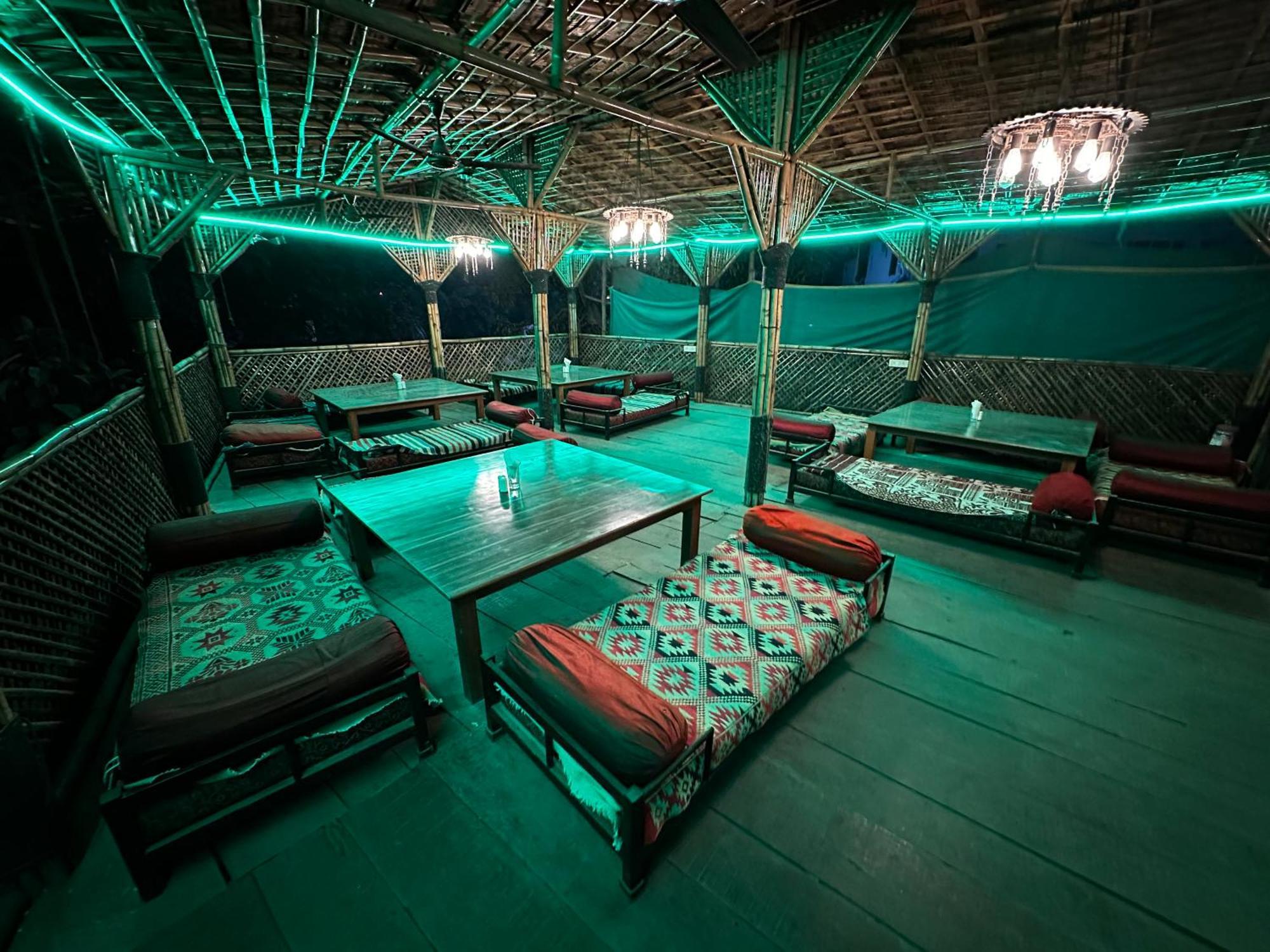 The Saffron Suites Sasupada Exterior foto