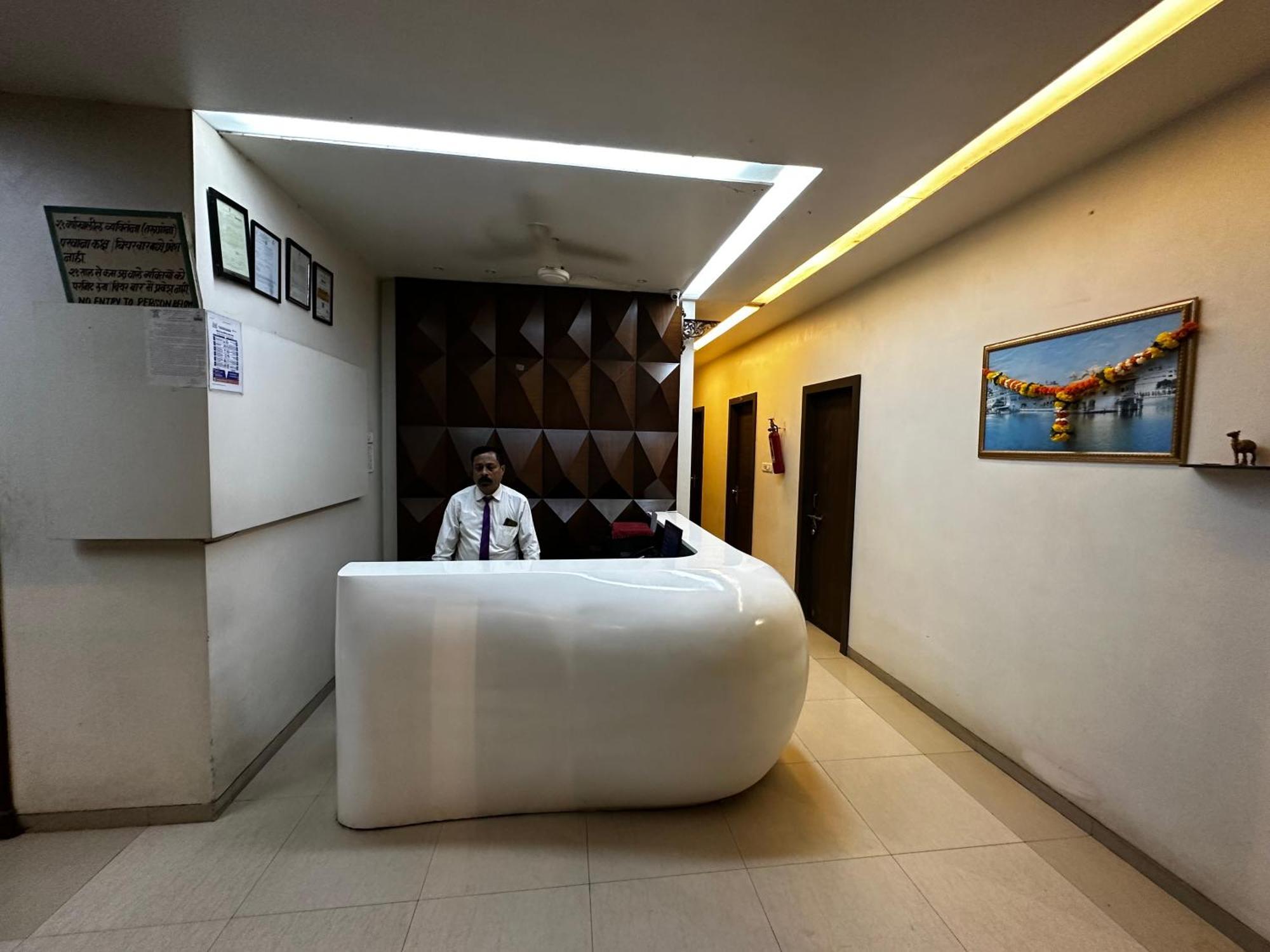The Saffron Suites Sasupada Exterior foto