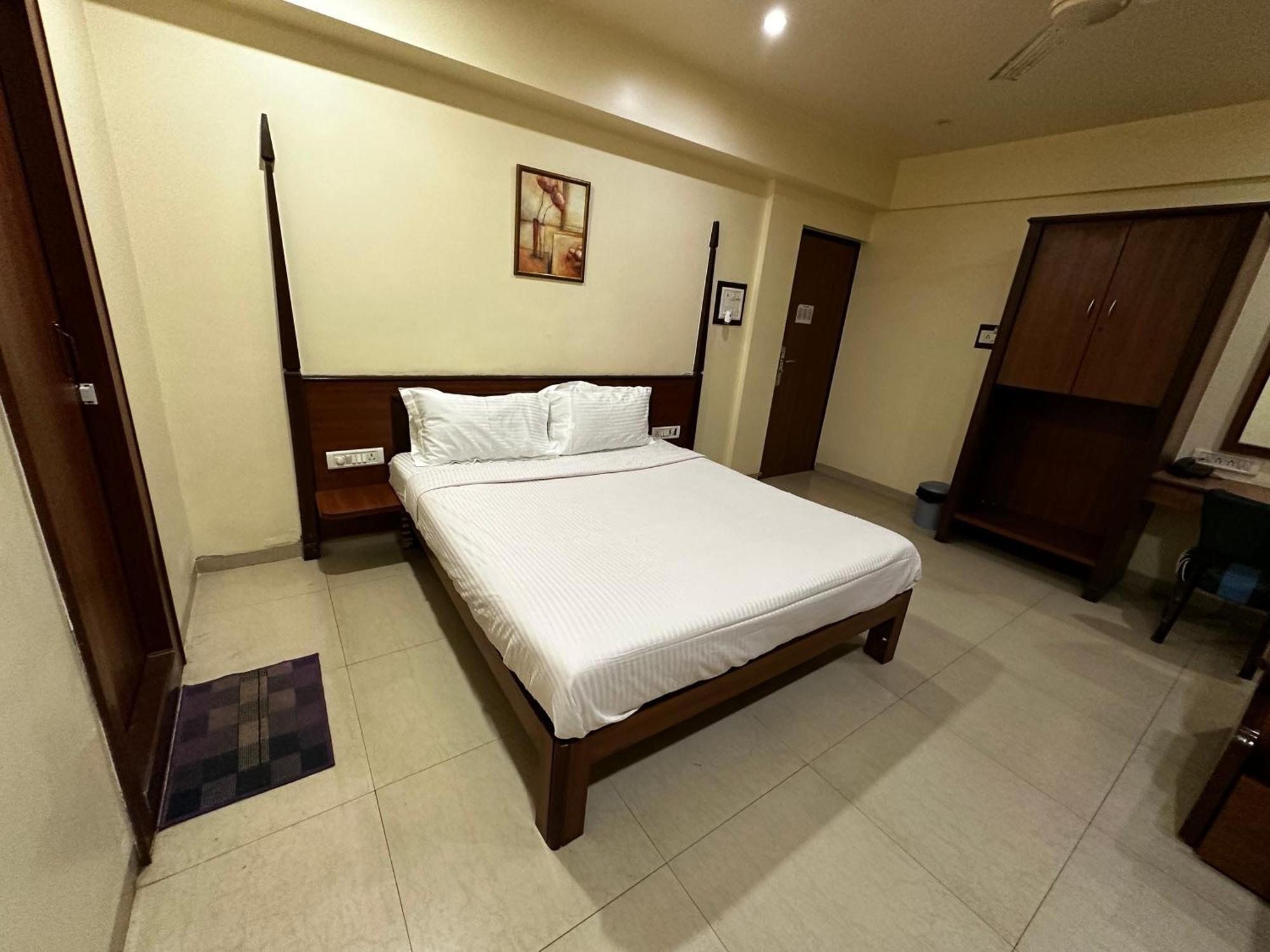 The Saffron Suites Sasupada Exterior foto
